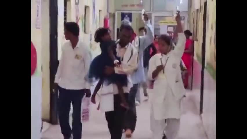दुधि: सिद्धवादामर गांव में दो सगी बहनों ने फर्श पर रखे कीटनाशक को टॉफी समझकर खाया, जिला अस्पताल किया गया रेफर
