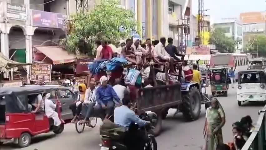 मथुरा: गोवर्धन जाने के लिए ट्रैक्टर ट्रॉलियों पर बांस बल्ली और खाट लगाकर श्रद्धालु कर रहे सफर, वीडियो हुआ वायरल