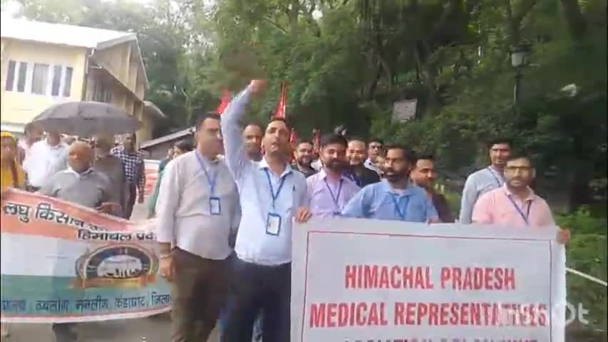सोलन: मॉल रोड सोलन पर ट्रेड यूनियनों ने अपनी विभिन्न मांगों को लेकर केंद्र और प्रदेश सरकार के खिलाफ किया प्रदर्शन