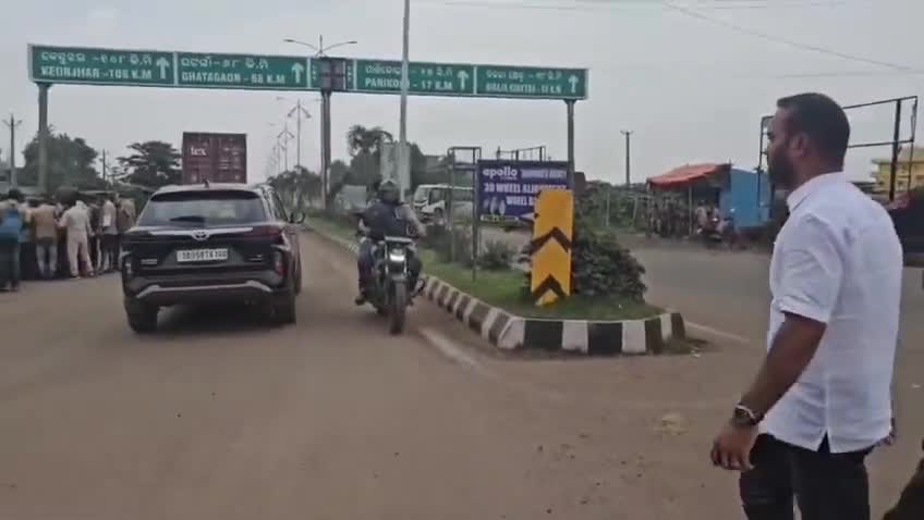 ସୁକିନ୍ଦା: ମିଲିଟାରୀ ଛକ ସ୍ଥିତ ଧାରଣା ସ୍ଥଳରୁ ଚେତାଶୂନ୍ୟ ଡ଼୍ରାଇଭରଙ୍କୁ ମେଡିକାଲରେ ଭର୍ତ୍ତି କଲେ ପ୍ରୀତିରଞ୍ଜନ ଘଡାଇ