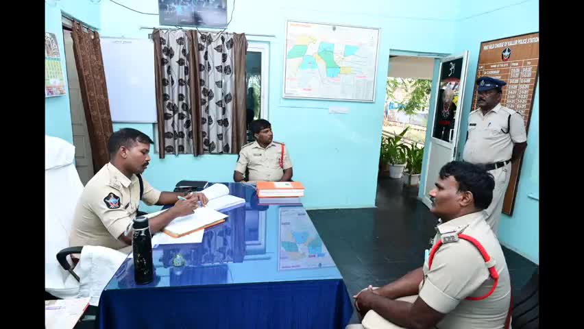 రొంపిచర్ల, కల్లూరు పోలీస్ స్టేషన్లను తనిఖీ చేసిన ఎస్పీ మణికంఠ చందోల్, రికార్డుల పరిశీలన