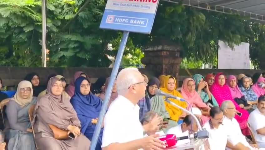 കണ്ണൂർ: സർവ്വ മേഖലയും സർക്കാർ തകർത്തെന്ന് മുസ്‌ലിം ലീഗ് ജില്ലാ പ്രസിഡന്റ് കളക്ടറേറ്റ് പരിസരത്ത് പറഞ്ഞു