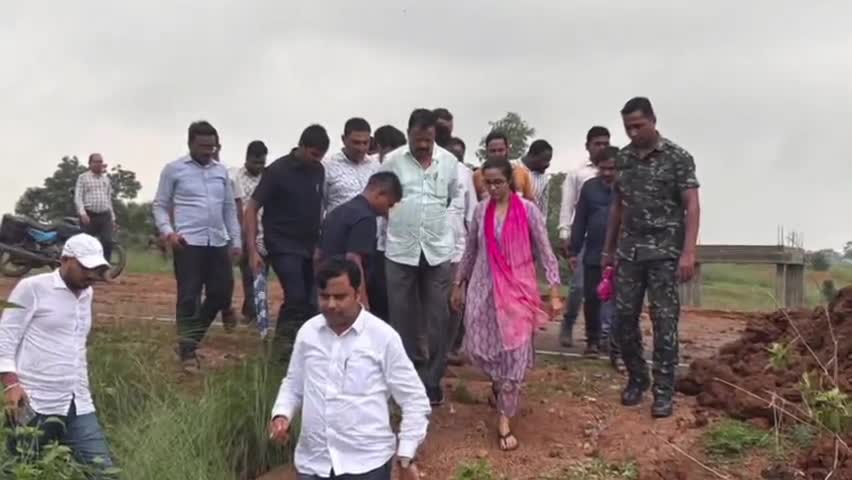 ଝାରସୁଗୁଡା: ବନ୍ୟାରେ ମୁନ୍ଦ୍ରାଯୋରରୁ ଅଇତାପାଲି ଯିବା ରାସ୍ତାରେ ବିପଦ ସଙ୍କୁଳ ଥିବା ତେଲେନ୍ ନଦୀ ପୋଲର ନିରୀକ୍ଷଣ କଲେ ରାଜସ୍ୱ ମନ୍ତ୍ରୀ