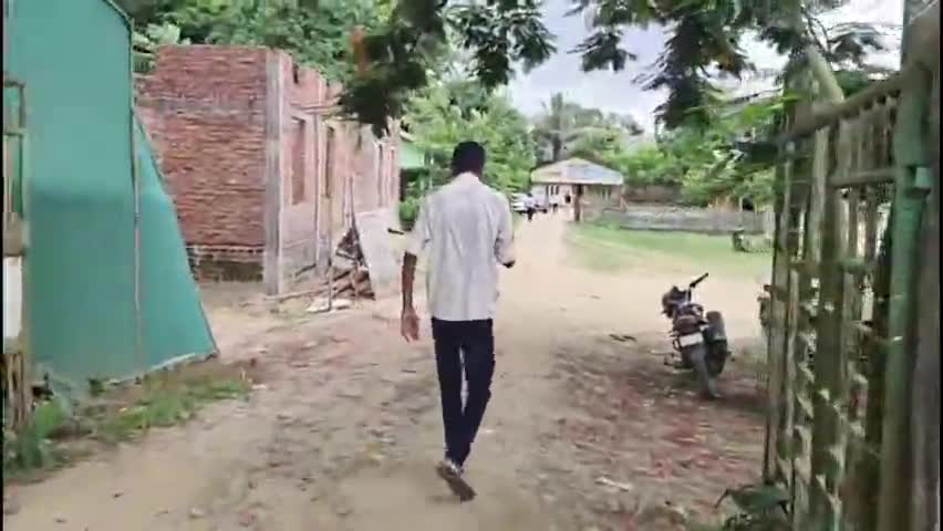 মানকাচৰ: হাটশিঙিমাৰী জলসিঞ্চন বিভাগৰ কাৰ্যবাহী অভিযন্তাৰ কাৰ্যালয়ৰ কনিষ্ঠ অভিযন্তা মদ খাই অফিচত