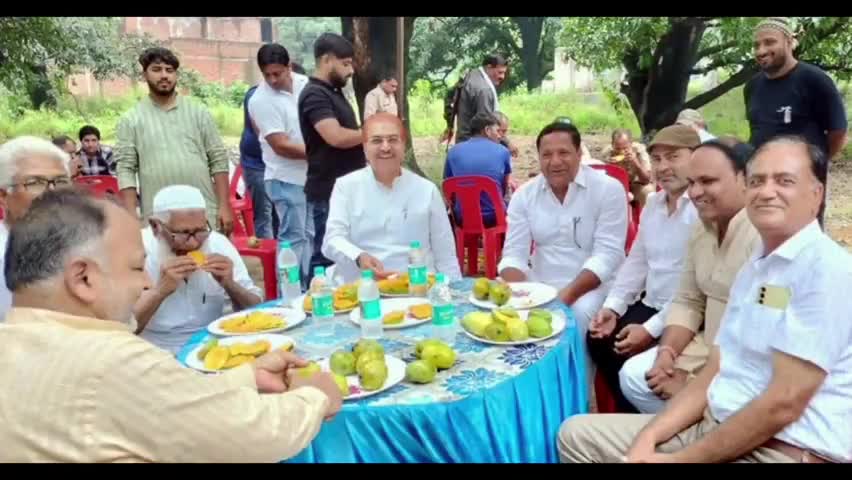 खेकड़ा: रालोद विधायक मदन भैया ने चखा रटौल आम का स्वाद, कहा- जयंत चौधरी विकास के लिए पूरी तरह संकल्पित हैं