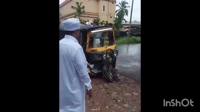 നിലമ്പൂർ: വണ്ടൂർ ബൈപ്പാസ് റോഡിൽ കാറും ഓട്ടോറിക്ഷയും കൂട്ടിയിടിച്ച് ഓട്ടോ ഡ്രൈവർക്ക് ഗുരുതര പരിക്ക്
