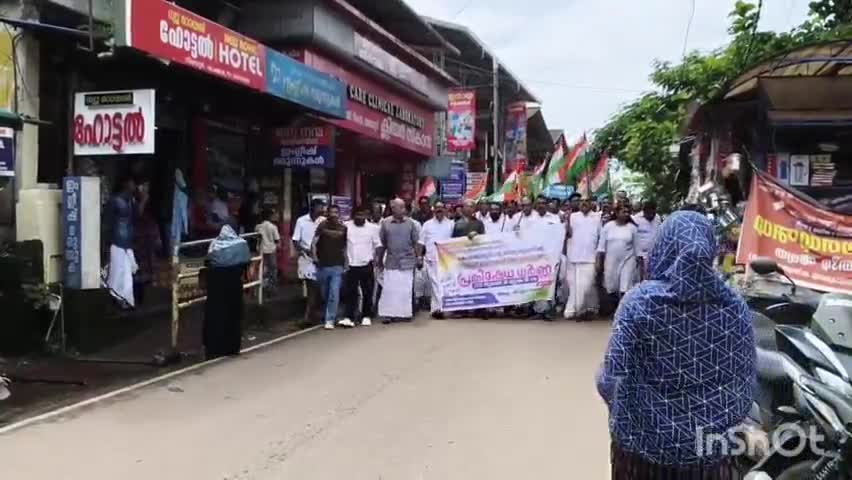 നിലമ്പൂർ: 'സർക്കാർ ആരോഗ്യ മേഖലയെ തകർക്കുന്നു' നിലമ്പൂർ ജില്ലാ ആശുപത്രിയിലേക്ക് കോൺഗ്രസിന്റെ മാർച്ചും ധർണയും