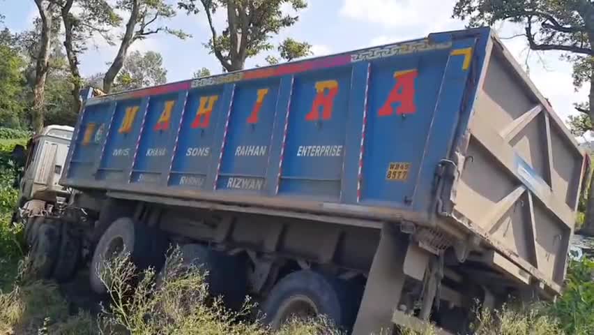 গঙ্গারামপুর: গঙ্গারামপুরের ফুলবাড়ি মোহনপুর এলাকায় ডাম্পার ও স্টেট বাসের মুখোমুখি সংঘর্ষ
