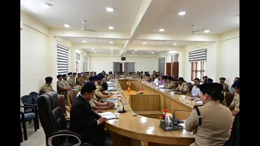 पिथौरागढ़: पुलिस लाइन में एसपी ने अपराध गोष्ठी मासिक सम्मेलन किया आयोजित, उत्कृष्ट कार्य करने वाले पुलिसकर्मी हुए सम्मानित