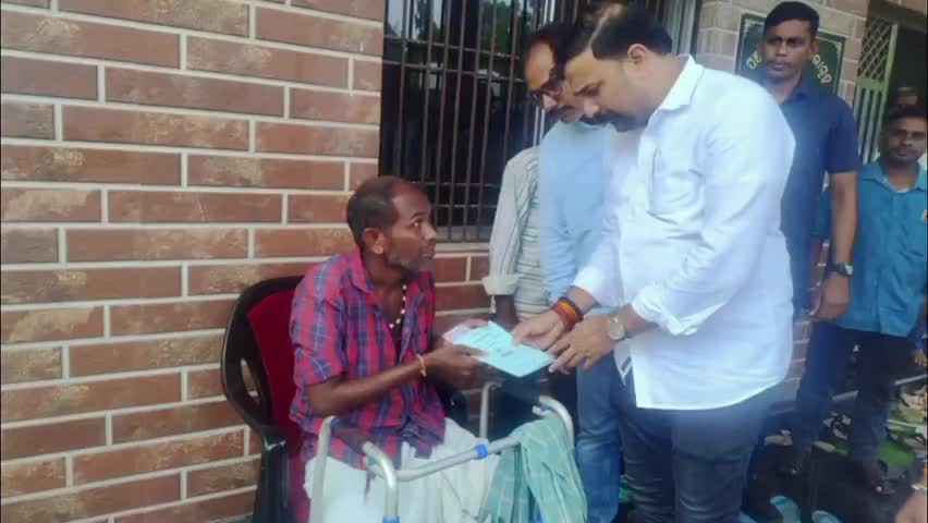 ସୋହେଲା: ବ୍ଲକ କାର୍ଯ୍ୟାଳୟ ପରିସରରେ ବାର୍ଦ୍ଧକ୍ୟ, ବିଧବା ଓ ଦିବ୍ୟାଙ୍ଗ ଭତ୍ତା ବଣ୍ଟନ କଲେ ଭଟଲୀ ବିଧାୟକ