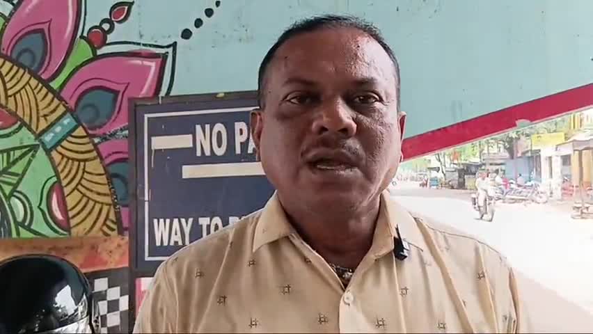 ସମ୍ବଲପୁର ମ୍ୟୁନିସିପାଲଟି: ସମ୍ବଲପୁରରେ ଆକାଶ ଛୁଆଁ ପରିବା ଦର,  ଜିଲ୍ଲାପାଳଙ୍କ କାର୍ଯ୍ୟାଳୟ ସମ୍ମୁଖରେ ପ୍ରତିକ୍ରିୟା ରଖିଲେ ସ୍ଥାନୀୟ ବାସିନ୍ଦା