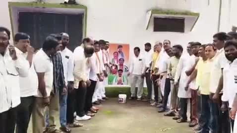 ఆర్మూర్: బీసీలకు 42% రిజర్వేషన్ కల్పిస్తునందుకు సీఎం చిత్రపటానికి పట్టణంలో పాలాభిషేకం చేసిన కాంగ్రెస్ నాయకులు
