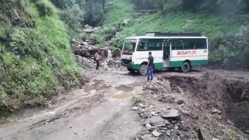 पौड़ी: जनपद पौड़ी में बारिश के कारण 23 मोटर मार्गों पर यातायात ठप
