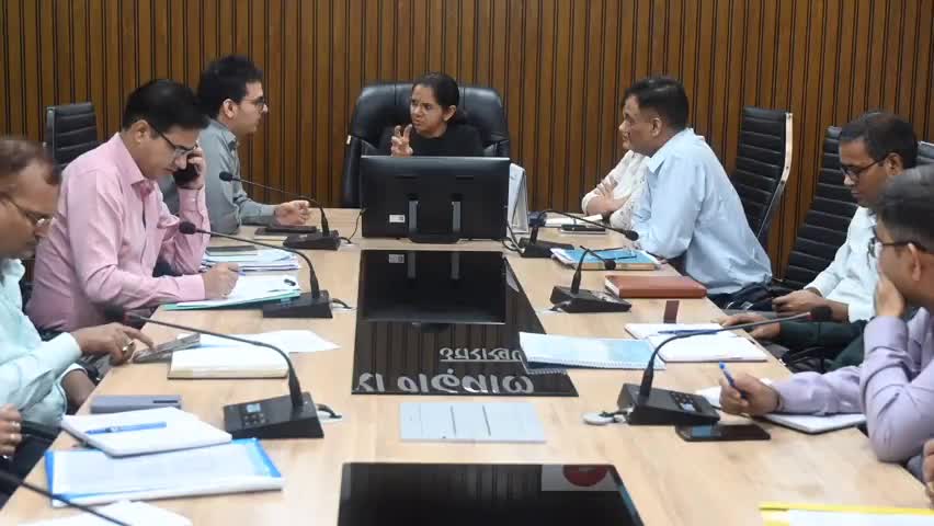 टिहरी: हरेला पर्व के आयोजन के लिए जिलाधिकारी नितिका खंडेलवाल ने संबंधित अधिकारियों के साथ की बैठक