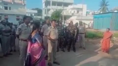 జడ్చర్ల: మున్సిపాలిటీ పరిధిలో సీఐ కమలాకర్ ఆధ్వర్యంలో కార్టన్ సెర్చ్ నిర్వహణ, ఇళ్లను అద్దెకిచ్చే ముందు ఆధార్ కార్డు తీసుకోవాలని సూచన