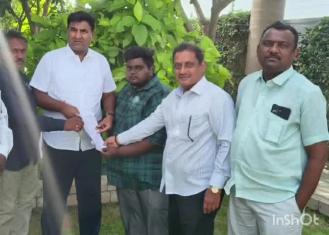 బాల్కొండ: సర్వసంగ భవనానికి మంజూరైన 7 లక్షల రూపాయల ప్రొసీడింగ్ కాపీని సంఘ సభ్యులకు అందజేసిన బాల్కొండ కాంగ్రెస్  ఇంఛార్జి సునీల్