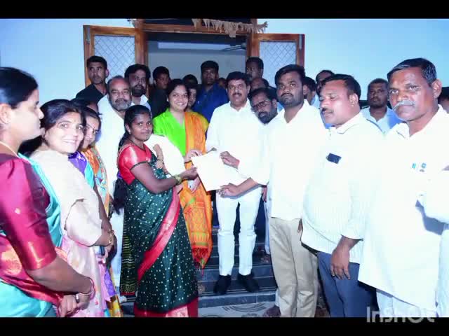 తాండూరు: ఎమ్మెల్యే క్యాంపు కార్యాలయంలో ఆదర్శ దంపతులకు ప్రభుత్వం నుండి ఆర్థిక సహాయం అందించిన ఎమ్మెల్యే మనోహర్ రెడ్డి