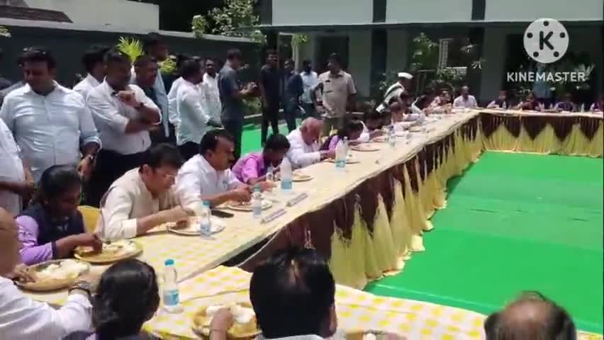 మంచిర్యాల: విద్యార్థులతో కలిసి మధ్యాహ్న భోజనం చేసిన డిప్యూటీ సీఎం,విద్యార్థులకు మెనూ ప్రకారం భోజనం అందించాలని అధికారులకు సూచించారు