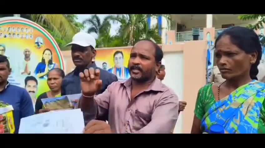 బెల్లంపల్లి: బెల్లంపల్లి MLA క్యాంపు కార్యాలయం ఎదుట నేన్నల్ మండల రైతులు పెట్రోల్ బాటిల్ తో ఆత్మహత్యయత్నం అడ్డుకున్న పోలీసులు