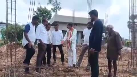 అశ్వాపురం: మల్లెలమడుగులో ఇంద్రమ్మ ఇళ్ల నిర్మాణాన్ని పరిశీలించిన కాంగ్రెస్ పార్టీ నాయకులు