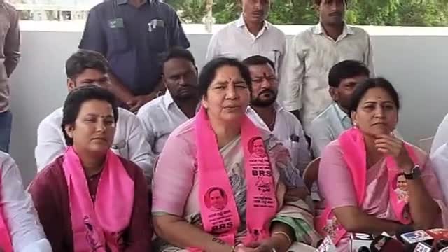 మహబూబాబాద్: స్థానిక ఎన్నికల కోసమే కాంగ్రెస్ పార్టీ బీసీల పేరుతో ప్రజలను మోసం చేస్తుందని తెలిపిన మాజీ మంత్రి సత్యవతి రాథోడ్..