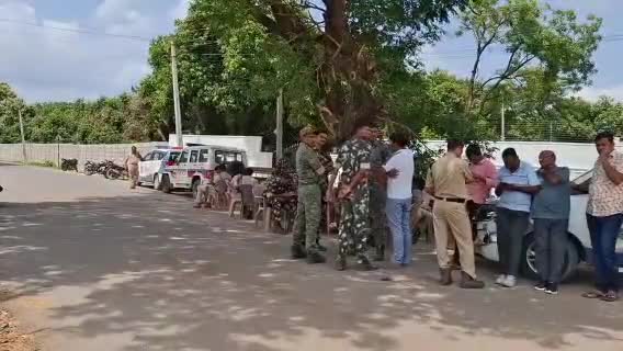 నిర్మల్: జిల్లా కేంద్రంలోని సిద్ధాపూర్ కాలనీలో పోలీసుల బందోబస్తు మధ్య గ్రామ దేవతలకు ఆషాడ బోనాలు సమర్పించిన భక్తులు