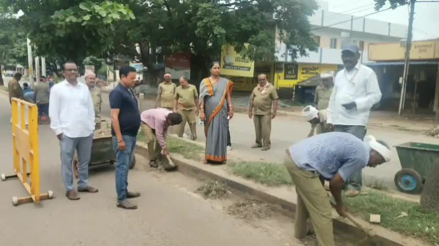 ಹರಿಹರ: ಪಟ್ಟಣದಲ್ಲಿ ಎಲ್ಲೆಂದರಲ್ಲಿ ಕಸ ಹಾಕುವವರಿಗೆ ನಗರಸಭೆ ಅಧ್ಯಕ್ಷೆ ಕವಿತಾ ಎಚ್ಚರಿಕೆ