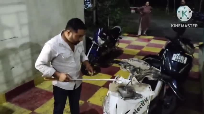 कोरबा: आईटी कॉलेज परिसर में खड़ी स्कूटी में घुसा कैट स्नैक, सर्प मित्रों ने किया सुरक्षित रेस्क्यू