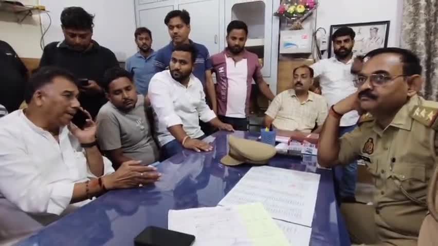 कोल: नगला मेहताब में दबंग ने महिला से की छेड़छाड़, विरोध करने पर गला दबाया, भाजपाइयों ने थाना घेरकर कार्रवाई की मांग की