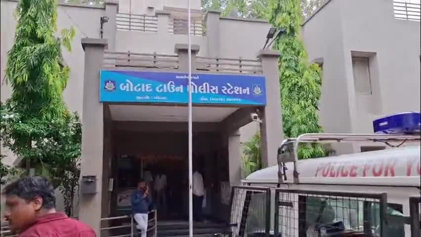 શહેરમા પટેલ પાર્ક સોસાયટીમા બંધ મકાનના તાળા તોડી સોના-ચાંદીના દાગીના-રોકડ રૂપિયા સહીત 9,82,285ની ચોરી થયાની ફરીયાદ નોધાઈ
