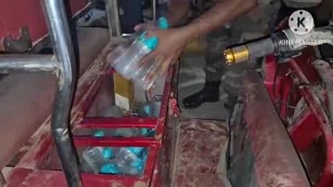 ধর্মনগর: কদমতলা বাজারে একটি যাত্রীবাহী টুকটুক থেকে উদ্ধার বিপুল পরিমাণ দেশি মদ