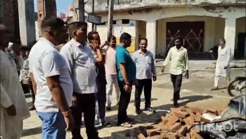 मुज़फ्फरनगर: ग्राम कुल्हेड़ी में बरसात में मकान की छत गिरने से हुए हादसे पर BKU नेता ने पीड़ित परिवार से की मुलाकात