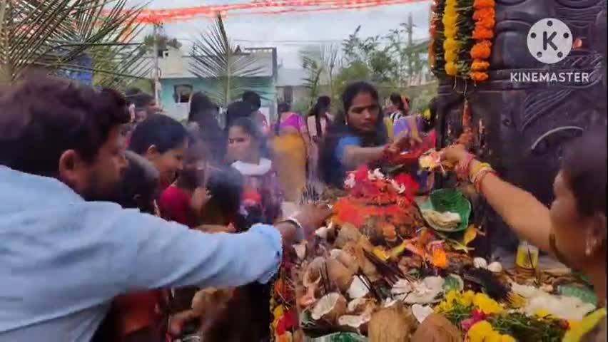 బాన్సువాడ: బాన్సువాడలో బోనాలు ఎత్తి గ్రామ దేవతలకు మొక్కులు తీర్చుకున్న గ్రామస్తులు