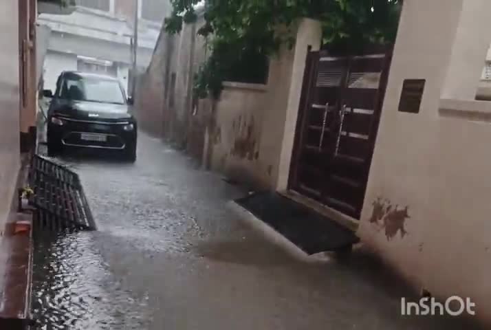 हरदोई: शहर में 3 घंटे में हुई 60 मिलीमीटर बारिश, सड़कों व गलियों में भरे पानी से लोग परेशान, 5 घंटे रही बिजली गुल