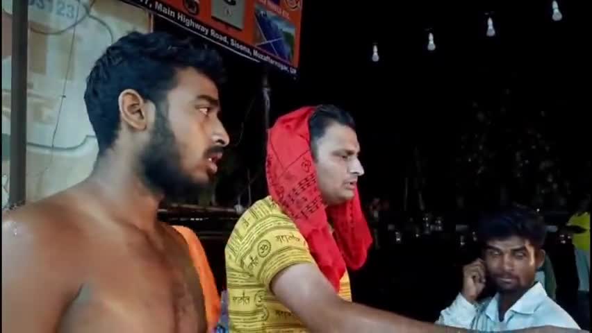 मुज़फ्फरनगर: एक्टिवा सवार ने कावड़ को किया खंडित, गुस्साए कावड़ियों ने किया हंगामा, पुलिस की सूझबूझ से मामला शांत हुआ