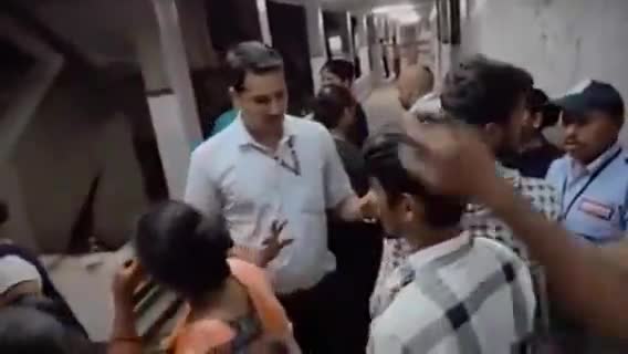हुज़ूर: रीवा: संजय गांधी अस्पताल में इलाज में लापरवाही से 19 वर्षीय युवक की मौत, परिजनों का हंगामा