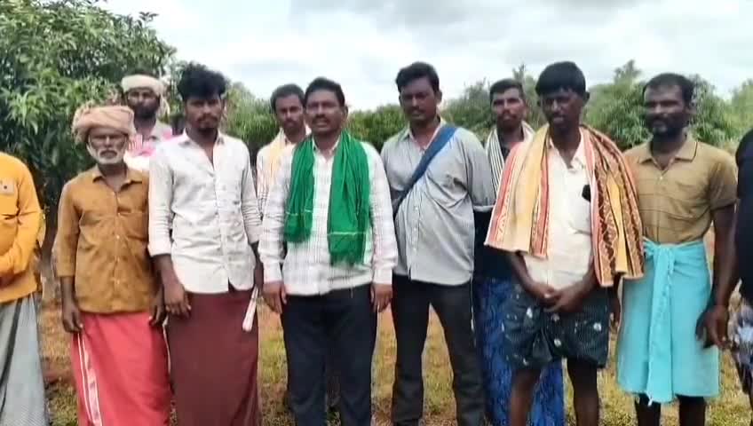కర్నూలు: మా భూముల జోలికి వస్తే ప్రతిఘటిస్తాం: పుల్లగుమ్మిలో ఏపీ రైతు సంఘం జిల్లా ప్రధాన కార్యదర్శి రామకృష్ణ