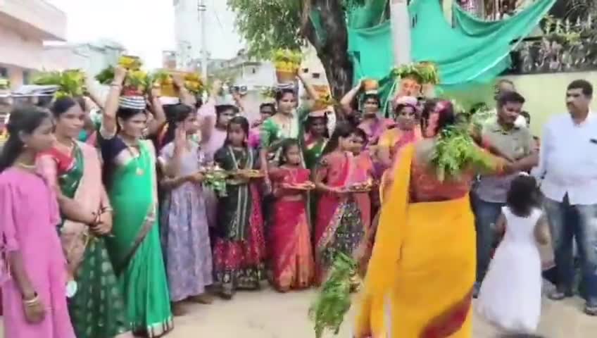 కామారెడ్డి: అంగరంగ వైభవంగా బంగారం మైసమ్మకు బోనాలు సమర్పించిన గొల్లవాడ భక్తులు