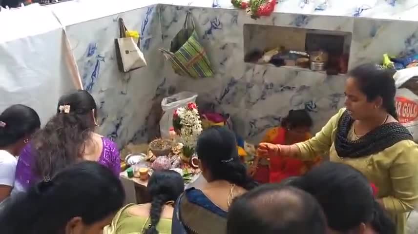 సంగారెడ్డి: ఆషాడ మాసం 3వ ఆదివారం సందర్భంగా పట్టణంలోని నల్ల పోచమ్మ ఆలయంలో భక్తుల సందడి, అమ్మవారికి బోనాలు సమర్పణ