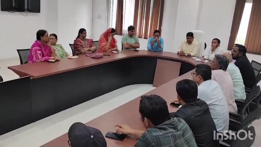 डूंगरपुर: नगर परिषद कार्यालय में पार्षद, ब्रांड एम्बेसडर व समाज अध्यक्षों की बैठक हुई आयोजित, आगामी कार्यक्रम की रूपरेखा हुई तैयार