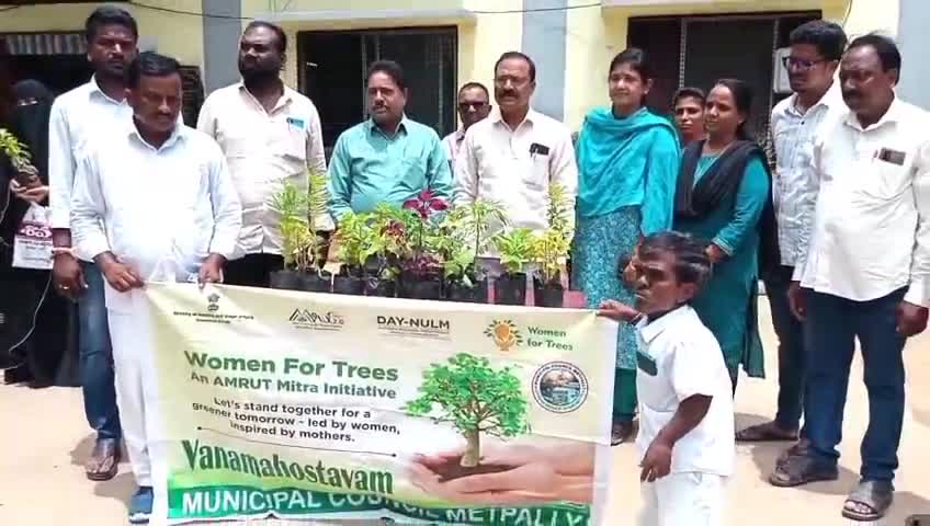 కోరుట్ల: మెట్పల్లిలో ప్రజలకు పూలు, పండ్ల చెట్ల పంపిణీ కార్యక్రమాన్ని చేపట్టిన మున్సిపల్ కమిషనర్ మోహన్