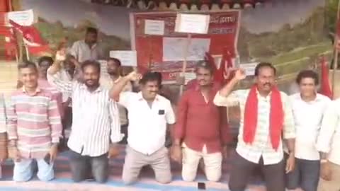 గుంతకల్లు: గుత్తి మున్సిపల్ కార్యాలయం ఎదుట మోకాళ్లపై నిల్చుని వినూత్న రీతిలో ఇంజినీరింగ్ విభాగం కార్మికుల నిరసన