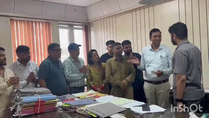 मंडी: आपदा प्रभावितों की मदद के लिए ड्राइविंग स्कूल एसोसिएशन ने डीसी को सौंपा ₹51000 का चेक