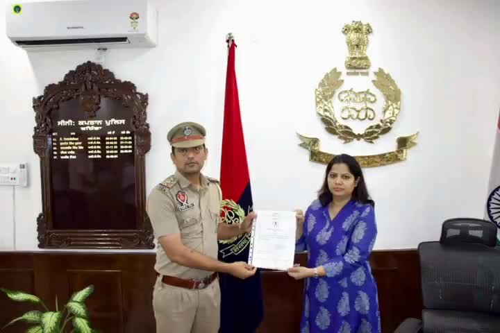 ਬਠਿੰਡਾ: ਐਸ.ਐਸ.ਪੀ ਦਫ਼ਤਰ ਵਿਖੇ SSP ਨੇ ਵਧੀਆ ਡਿਊਟੀ ਨਿਭਾਉਣ ਵਾਲੇ ਪੁਲਿਸ ਮੁਲਾਜ਼ਮਾਂ ਨੂੰ ਕੀਤਾ ਗਿਆ ਸਨਮਾਨਿਤ