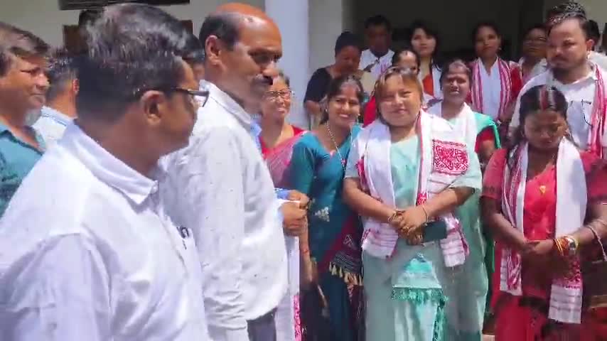 তিনিচুকীয়া: হাপজান উন্নয়ন খণ্ডৰ কাৰ্যালয়ত মাকুম আঞ্চলিক পঞ্চায়তৰ শপত গ্ৰহণ অনুষ্ঠান