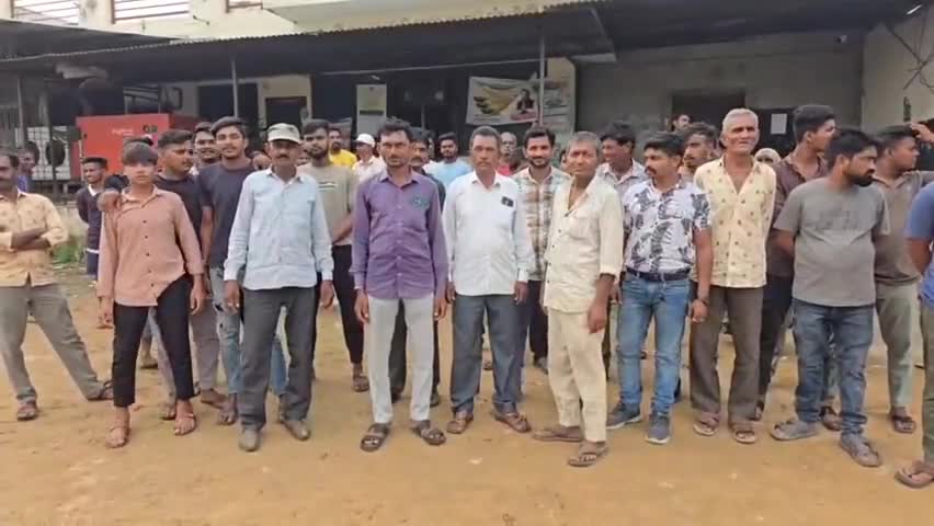 હિંમતનગર: ગામડી ગામે પણ સાબર ડેરીના વિરોધમાં પશુપાલકોએ દેખાવ કર્યા,  દૂધ ઢોળ્યુ #jansamasya