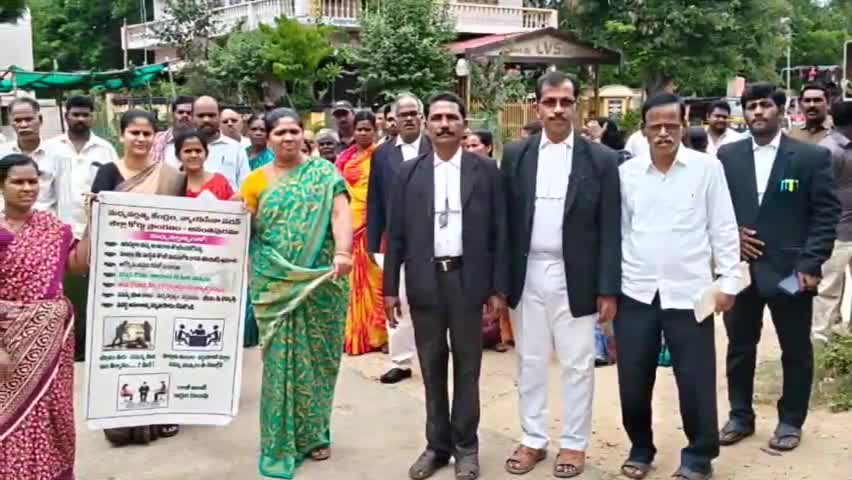 రాయదుర్గం: మధ్యవర్తిత్వం ద్వారా కేసులను సత్వర పరిష్కారం చేసుకోవాలని అవగాహన కల్పిస్తూ పట్టణంలో జడ్జి రమ్య ఆధ్వర్యంలో 1కే వాక్ నిర్వహణ