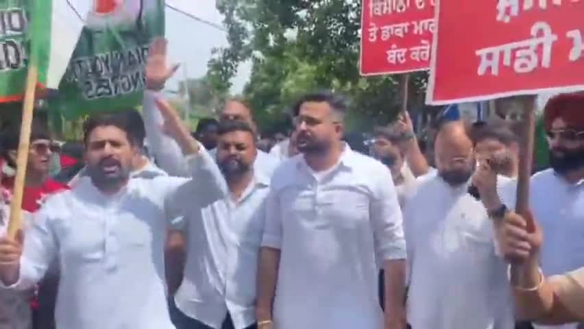 ਜਲੰਧਰ 1: ਕਾਂਗਰਸ ਭਵਨ ਦੇ ਬਾਹਰ ਪੰਜਾਬ ਯੂਥ ਕਾਂਗਰਸ ਦੇ ਵਰਕਰਾਂ ਵੱਲੋਂ ਪੰਜਾਬ ਸਰਕਾਰ ਦੇ ਖਿਲਾਫ ਕੀਤਾ ਰੋਸ ਪ੍ਰਦਰਸ਼ਨ , ਵਿਧਾਇਕ ਕੋਟਲੀ ਰਹੇ ਮੌਜੂਦ