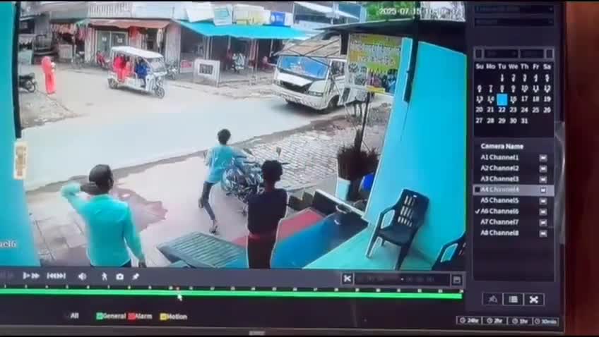 बीकापुर: जाना बाजार में मोटरसाइकिल की टक्कर से किशोर का हाथ हुआ फ्रैक्चर, घटना CCTV में कैद