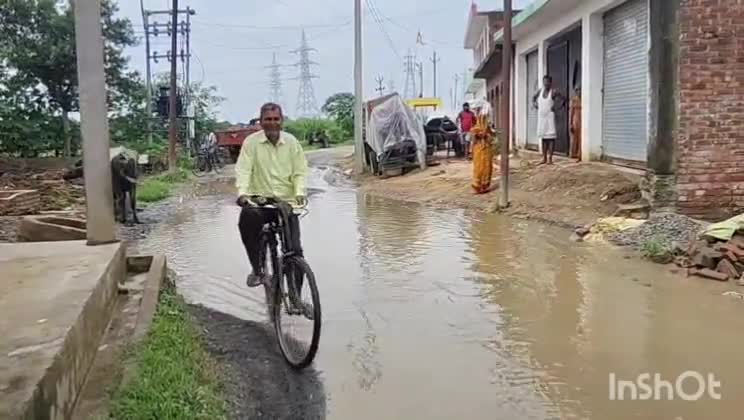 छिबरामऊ: नगला दिलू के मुख्य मार्ग पर भरा पानी, ग्रामीणों ने विरोध प्रदर्शन कर जताई नाराजगी #jansamasya